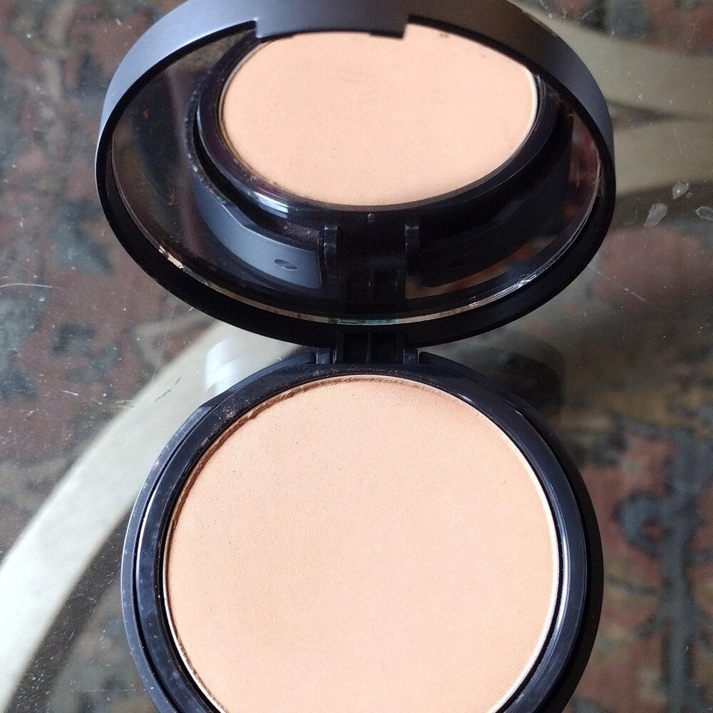 Bare Minerals BAREPRO 16-HR Skin Perfecting Powder Foundation - Picture 4 of 5